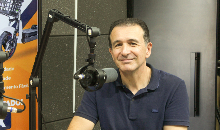 Presidente Alexsandro Bastos destaca eventos e crescimento de associados em entrevista ao podcast 
